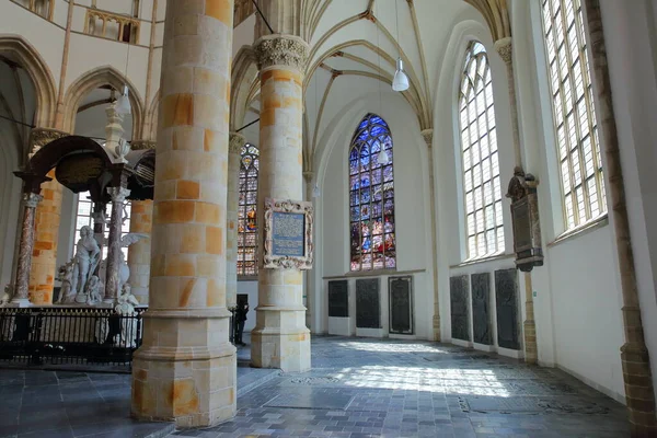 荷兰黑格尔 2020年6月20日 圣雅各克克教堂 一座有标志性塔的历史性教堂 的内部 有柱子和彩色玻璃 左边是瓦塞纳尔 奥巴坦纪念碑 — 图库照片