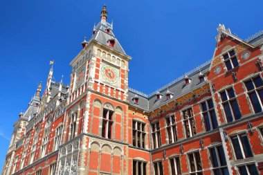 Hollandalı mimar Pierre Cuypers tarafından tasarlanan ve 1889 'da Amsterdam, Hollanda' da açılan renkli Amsterdam Merkez İstasyonu 'nun mimari detayları.