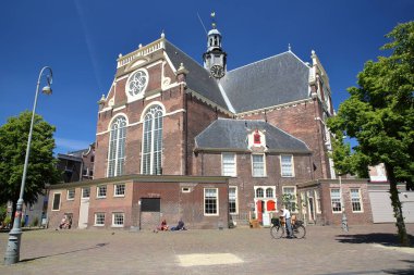 AMSTERDAM, NETHERLANDS - MAI 29, 2020: Noorderkerk Kilisesi, Noordermarkt Meydanı ve Prinsengracht Kanalı boyunca yer alan çapraz biçimli bir Protestan kilisesi