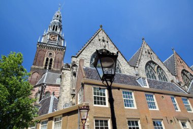 Oude Kerk Kilisesi, Hollanda, Amsterdam 'da Oudezijds Voorburgwal kanalı boyunca yer almaktadır.