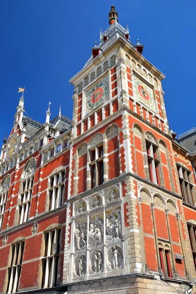 カラフルなアムステルダム中央駅の建築の詳細 オランダの建築家ピエールCuypersによって設計され 1889年にオープン アムステルダム オランダ — ストック写真