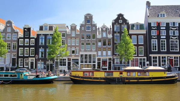 Амстердам Нидерланды Маи 2020 Здания Кривым Наследием Красочные Баржи Расположенные — стоковое фото