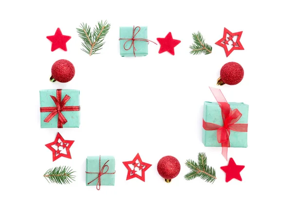 Noel süsler (küçük Noel hediyeleri, kırmızı Noel topları, yeşil Çamın dalları ve kırmızı yıldız) beyaz arka plan ile çerçeve.