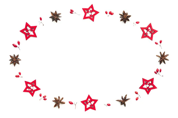 Boże Narodzenie Ramki Czerwonymi Jagodami Gwiazdki Anyżu Czerwone Drewniane Gwiazdy — Zdjęcie stockowe