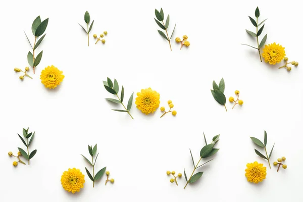 Bahar desen sarı çiçek ve yeşil yaprakları ile. Düz yatıyordu.