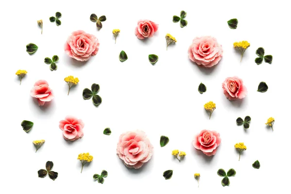 Jarní pozadí s růžovými a žlutými květy — Stock fotografie