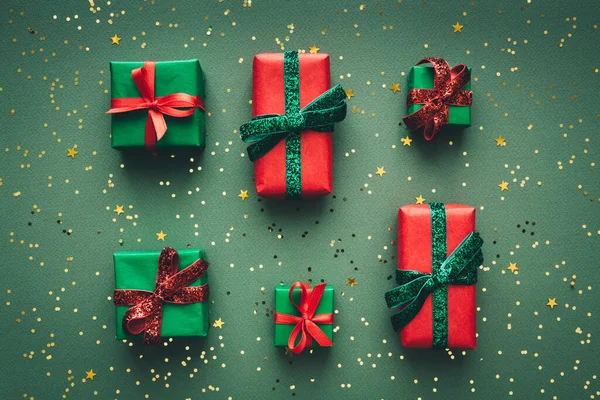 Sfondo Natalizio Con Piccoli Regali Natale Colorati Sul Verde Piatto — Foto Stock