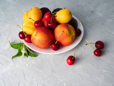 Beyaz bir tabak üzerinde güzel olgun meyve.