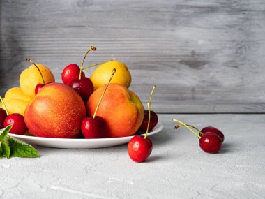 Beyaz bir tabak üzerinde güzel olgun meyve.
