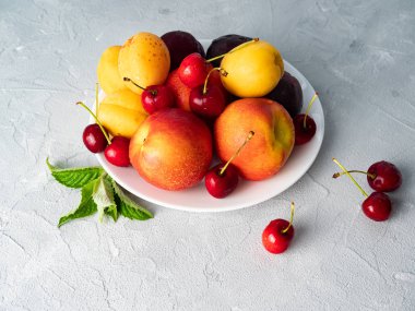 Beyaz bir tabak üzerinde güzel olgun meyve.