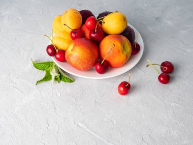 Beyaz bir tabak üzerinde güzel olgun meyve.
