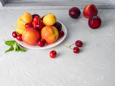 Beyaz bir tabak üzerinde güzel olgun meyve.