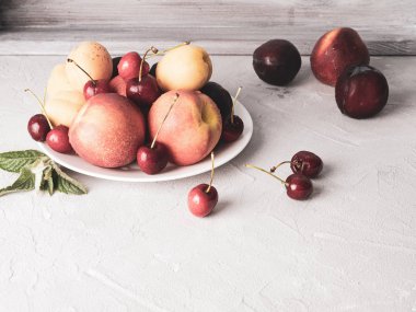 Beyaz bir tabak üzerinde güzel olgun meyve.