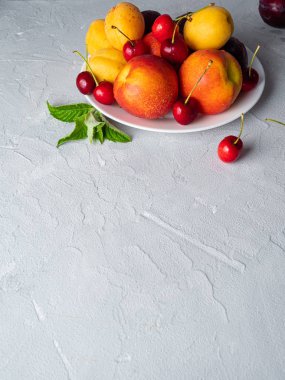 Beyaz bir tabak üzerinde güzel olgun meyve.