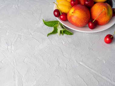Beyaz bir tabak üzerinde güzel olgun meyve.