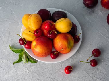 Beyaz bir tabak üzerinde güzel olgun meyve.