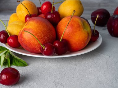 Beyaz bir tabak üzerinde güzel olgun meyve.