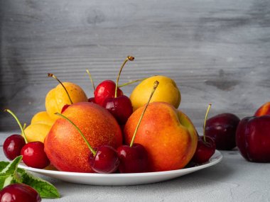 Beyaz bir tabak üzerinde güzel olgun meyve.