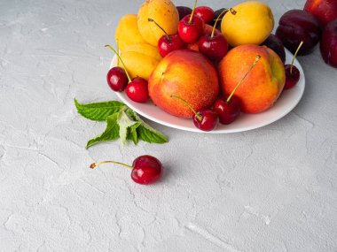 Beyaz bir tabak üzerinde güzel olgun meyve.