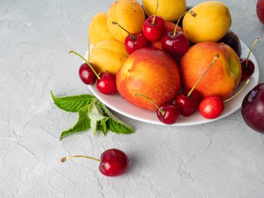 Beyaz bir tabak üzerinde güzel olgun meyve.