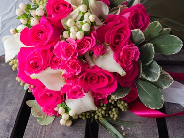 Yak kıpkırmızı güldüğün buketi. Kopyalama alanı.