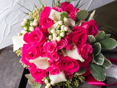 Yak kıpkırmızı güldüğün buketi. Kopyalama alanı.