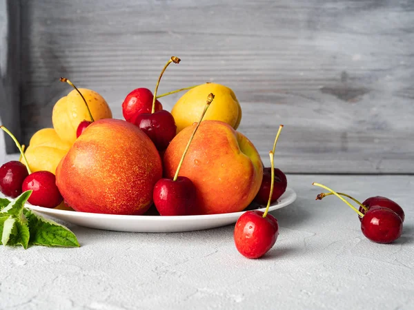 Hermosa fruta madura en un plato blanco . —  Fotos de Stock