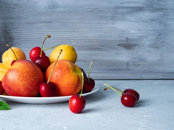 Hermosa fruta madura en un plato blanco . —  Fotos de Stock