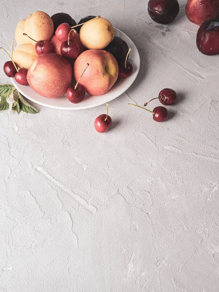 Hermosa fruta madura en un plato blanco . —  Fotos de Stock