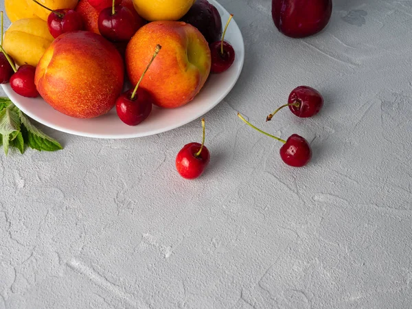 Hermosa fruta madura en un plato blanco . —  Fotos de Stock