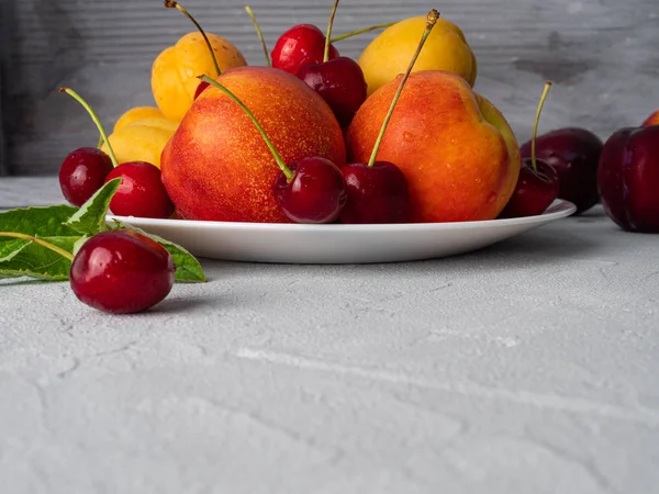 Hermosa fruta madura en un plato blanco . —  Fotos de Stock