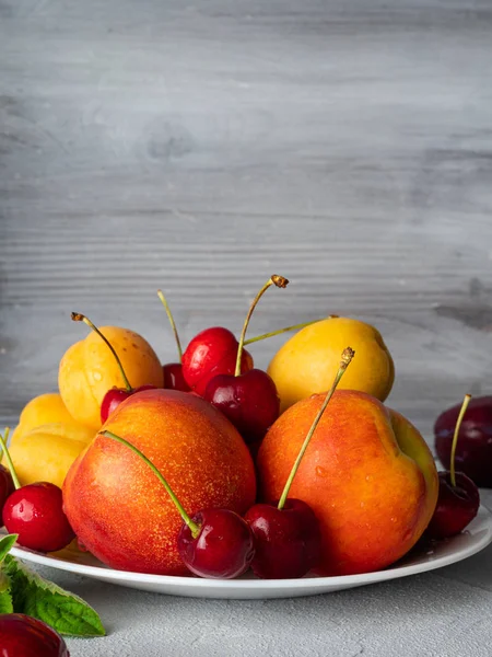 Hermosa fruta madura en un plato blanco . —  Fotos de Stock