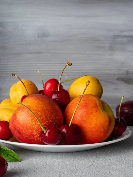 Hermosa fruta madura en un plato blanco . —  Fotos de Stock