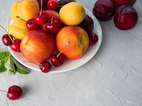 Beyaz bir tabak üzerinde güzel olgun meyve.