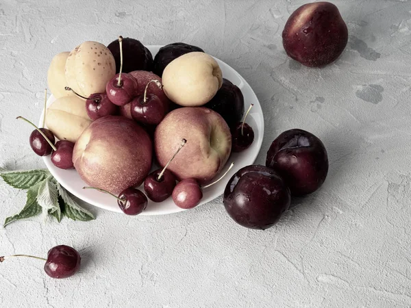 Beau fruit mûr sur une assiette blanche . — Photo