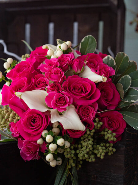 Свадебный букет из красных роз яка. Копирование пространства
.