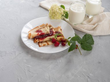 Ahududu reçeli, doğal süt ile ev yapımı krep. Kopyalama alanı.