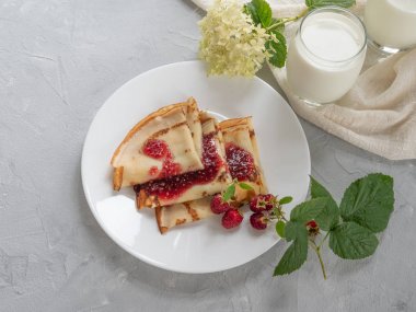 Ahududu reçeli, doğal süt ile ev yapımı krep. Kopyalama alanı.