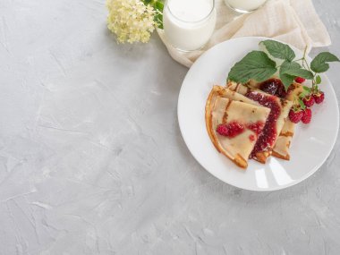 Ahududu reçeli, doğal süt ile ev yapımı krep. Kopyalama alanı.