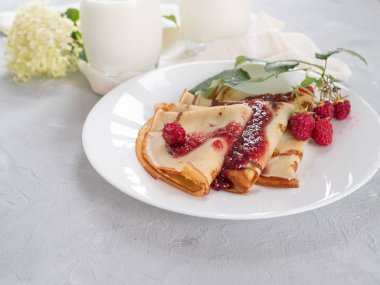 Ahududu reçeli, doğal süt ile ev yapımı krep. Kopyalama alanı.