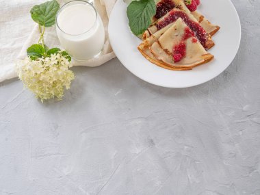 Ahududu reçeli, doğal süt ile ev yapımı krep. Kopyalama alanı.