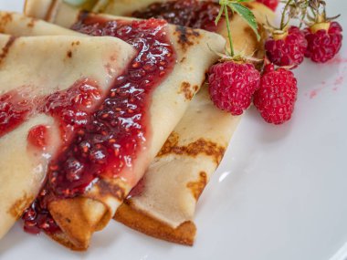 Ahududu reçeli ile ev yapımı krep. Kopyalama alanı.