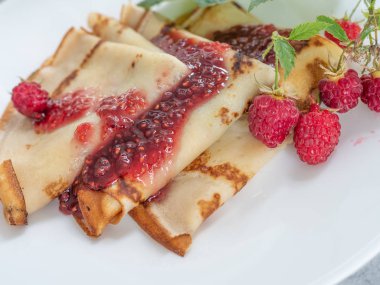 Ahududu reçeli ile ev yapımı krep. Kopyalama alanı.