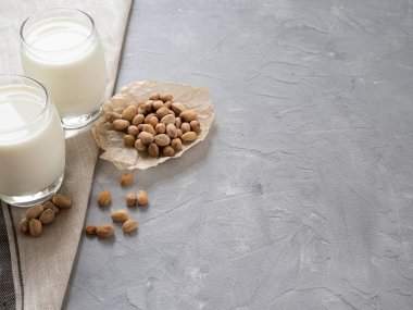 Bir cam Bardak antep fıstığı süt ve gri beton arka plan üzerinde antep fıstığı. Kopyalama alanı.