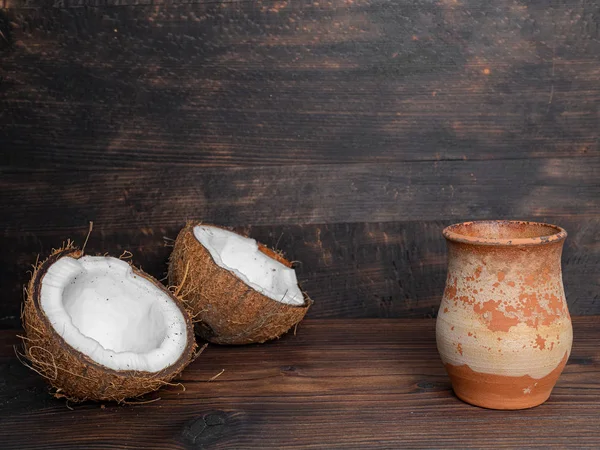 Dos mitades de coco fresco sobre un fondo de madera oscura. Copiar sp —  Fotos de Stock