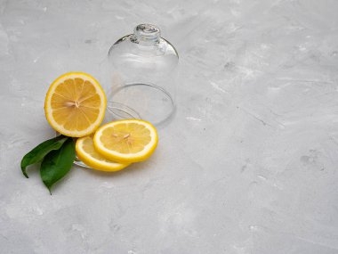 Şeffaf bir tabakta limon dilimleri ile limon kesilmiş, dekore wi
