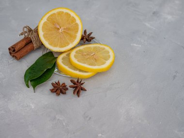 Şeffaf bir tabakta limon dilimleri ile limon kesilmiş, dekore wi