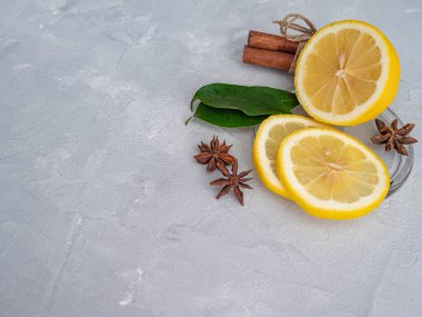 Şeffaf bir tabakta limon dilimleri ile limon kesilmiş, dekore wi