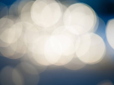 Güzel bulanık bokeh açık mavi bir arka plan üzerinde sarı. Chris