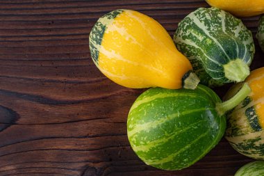 Güzel, parlak sebze-kabak sarı ve yeşil bir beau